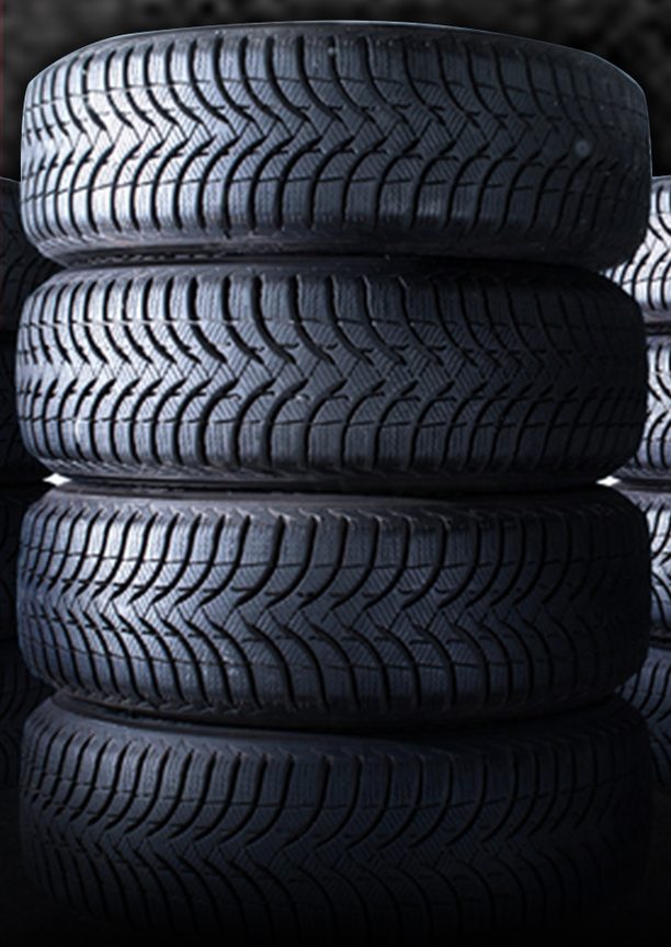 Pile de pneus en stock au garage
